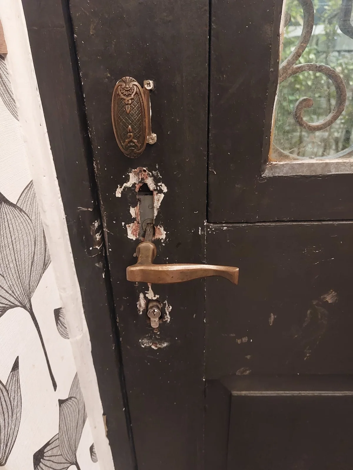 Porte et poignée avec serrure