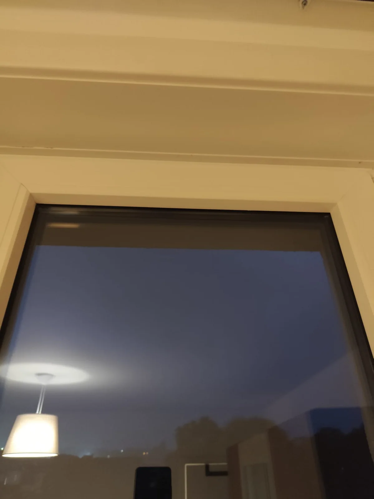 Fenêtre et volet roulant côté intérieur