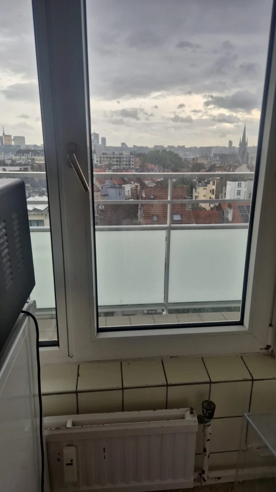 Porte-fenêtre ouverte sur balcon