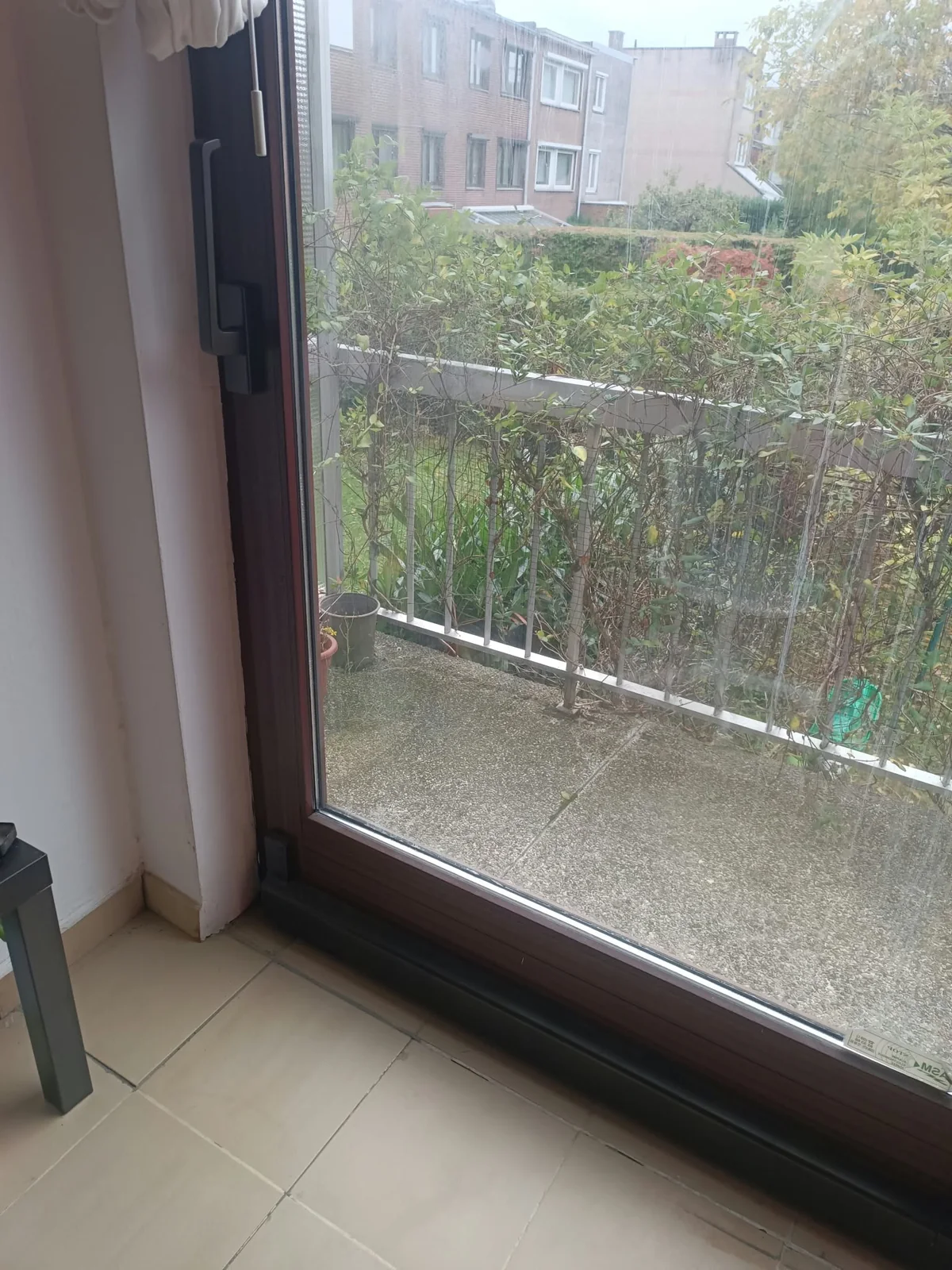 Vue d’ensemble d’une baie coulissante sur balcon