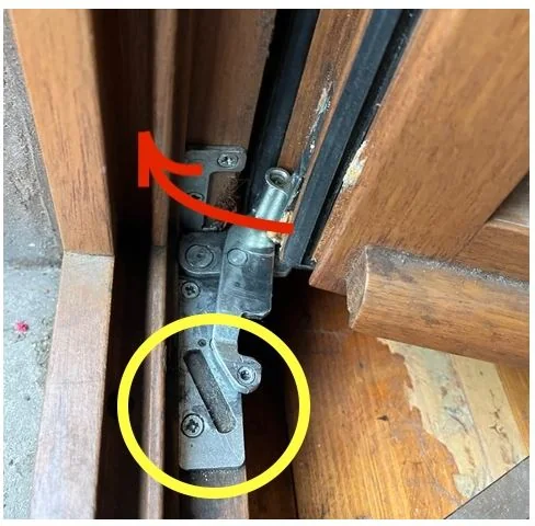 Détail de joint et de quincaillerie — photographie