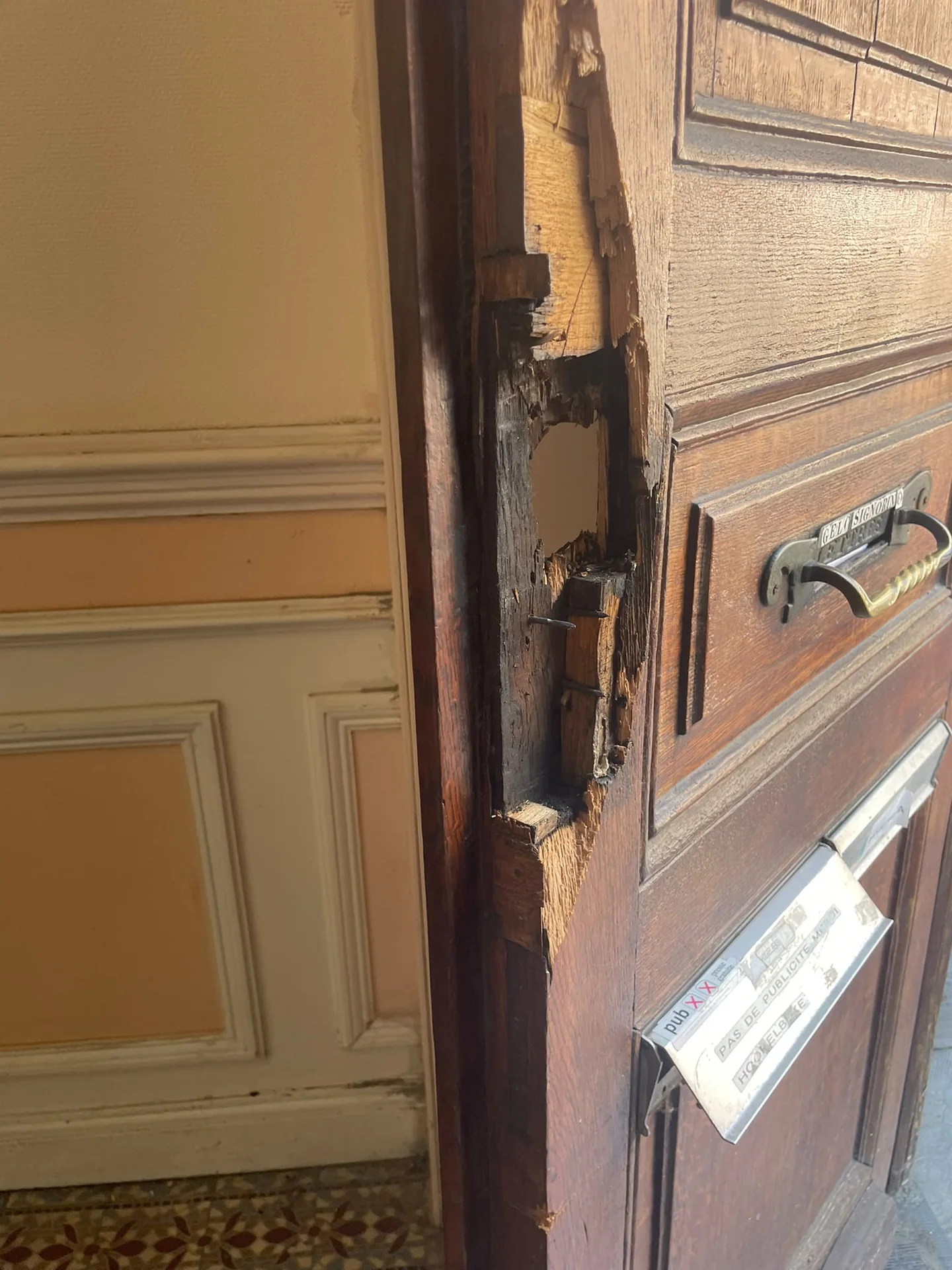 Porte et détail de fermeture — photographie
