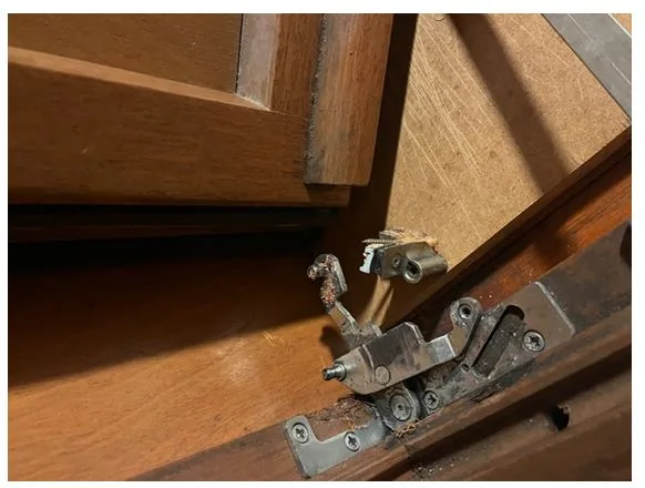Détail de joint et de quincaillerie — photographie