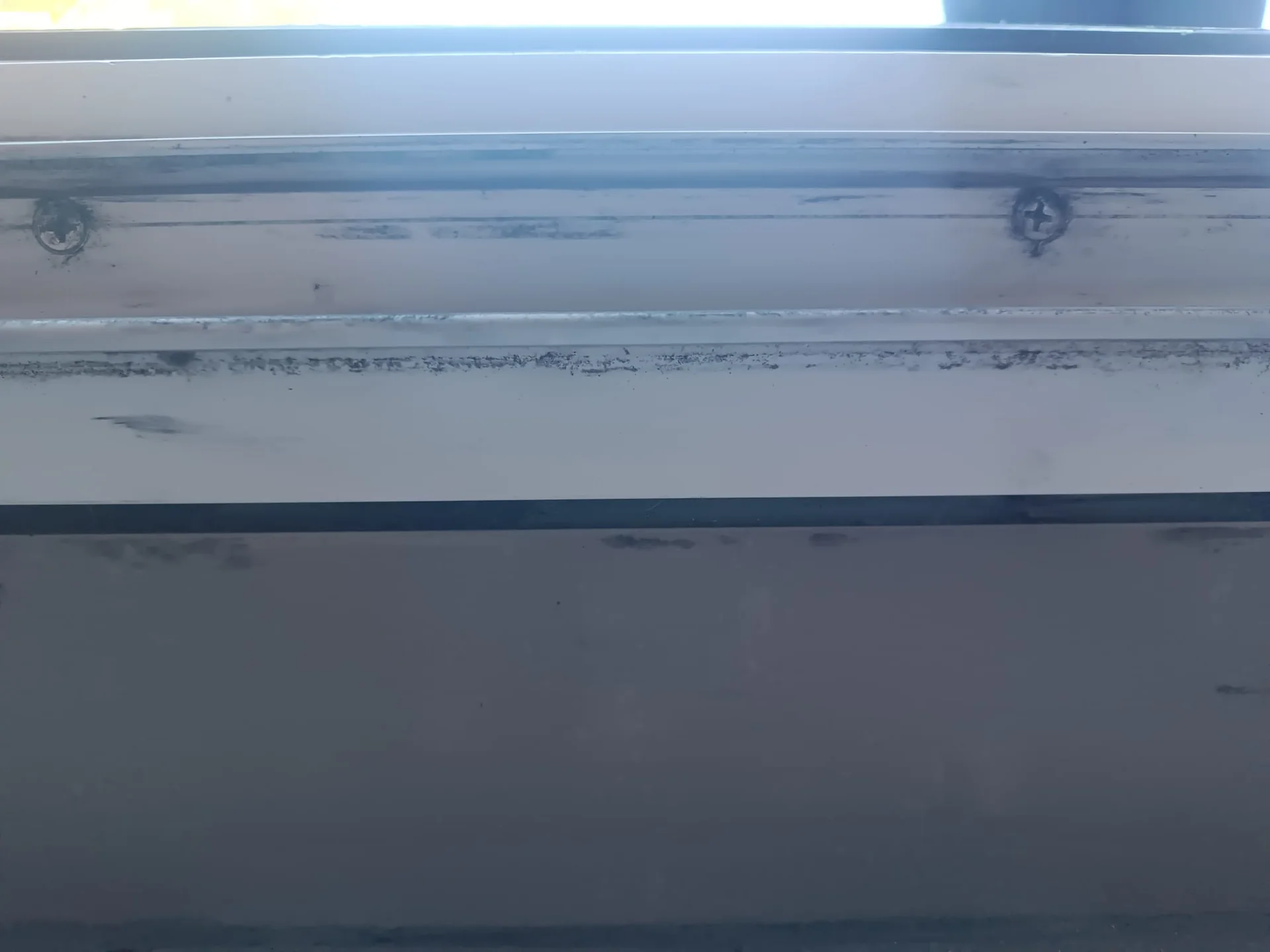Détail de joint et de quincaillerie — photographie