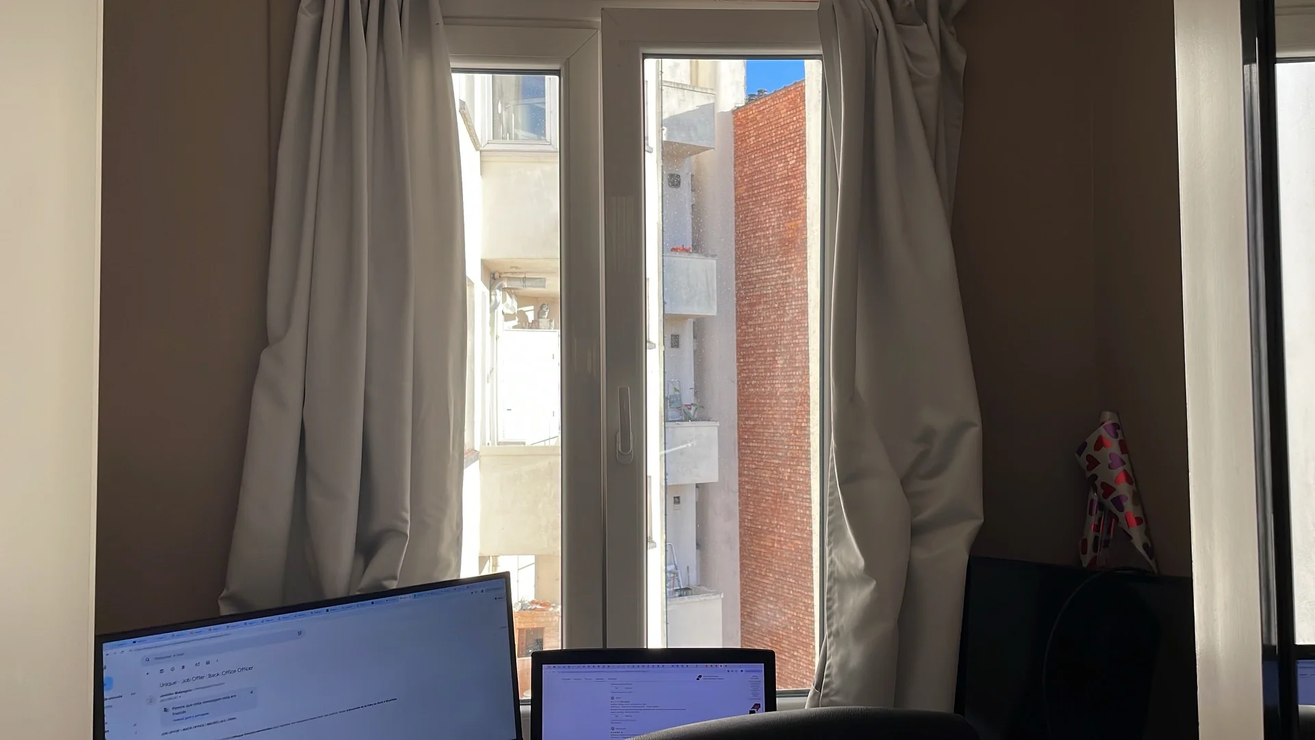 Fenêtre et menuiserie — photographie