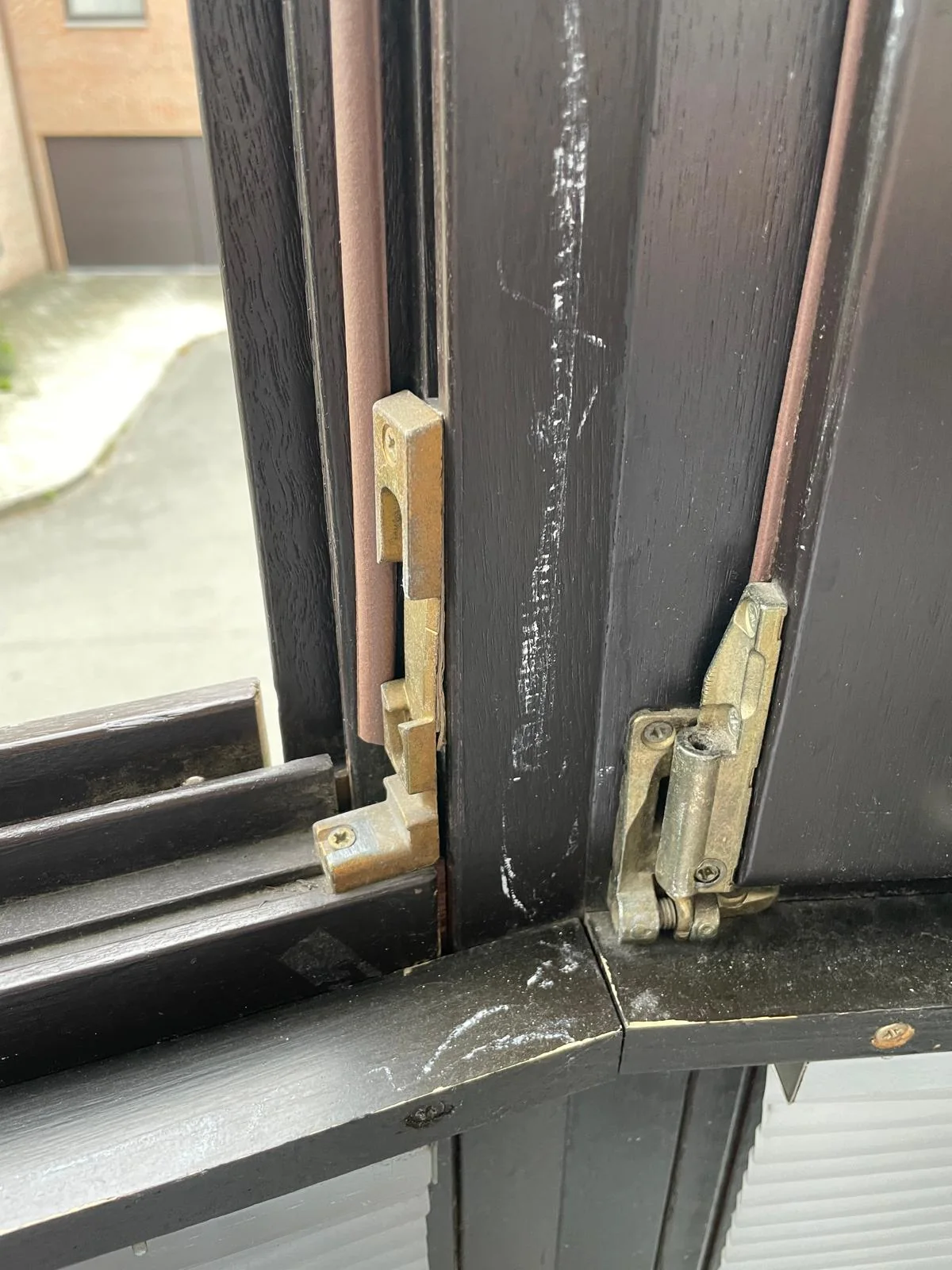 Détail de joint et de quincaillerie — photographie